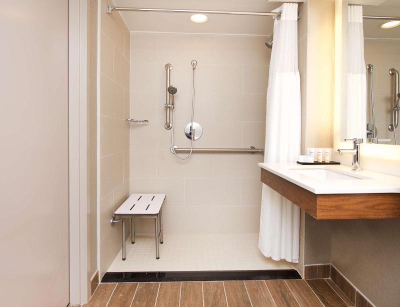 King Suite with Accessible Tub - Mobility and Hearing Access/Non-Smoking image 2