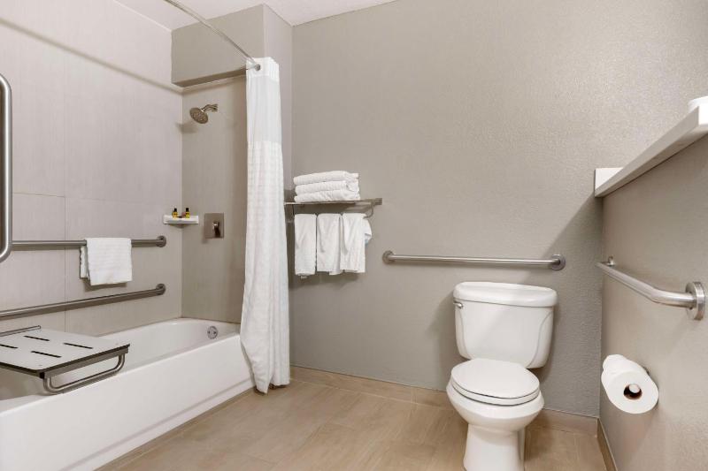 Queen Room with Two Queen Beds and Mobility Accessible Tub image 2