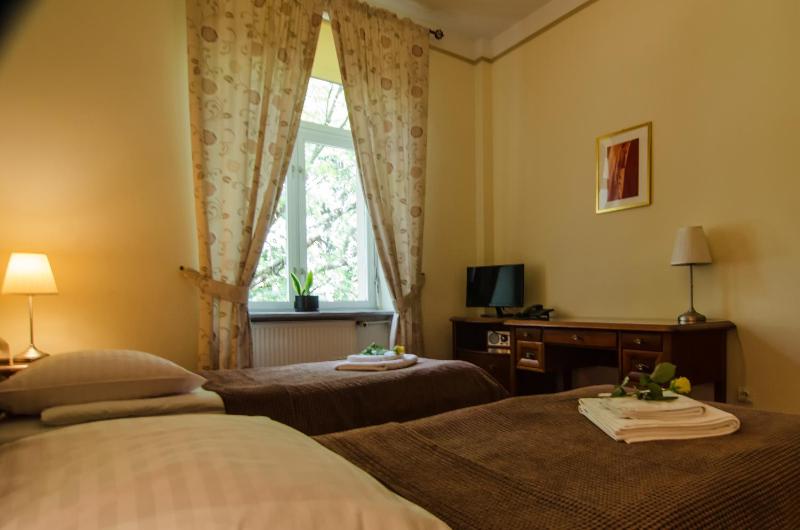 Twin Room image 3
