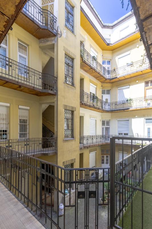 Real Apartments Lovag - image 6