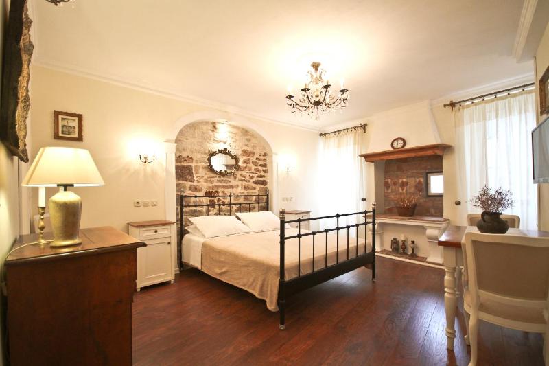 Studio Apartment image 3