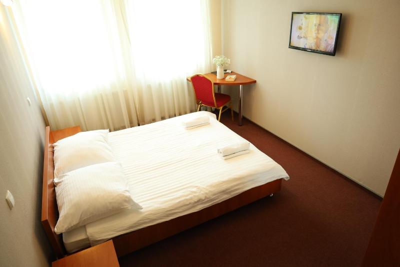 Standard Double Room with Shared Bathroom image 4
