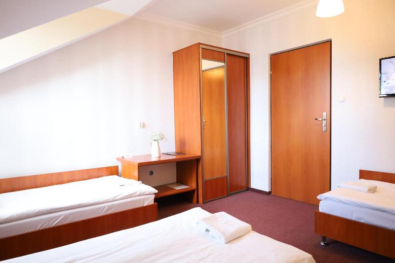 Economy Quadruple Room with Shared Bathroom image 3