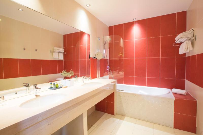 Superior Room with City View image 3