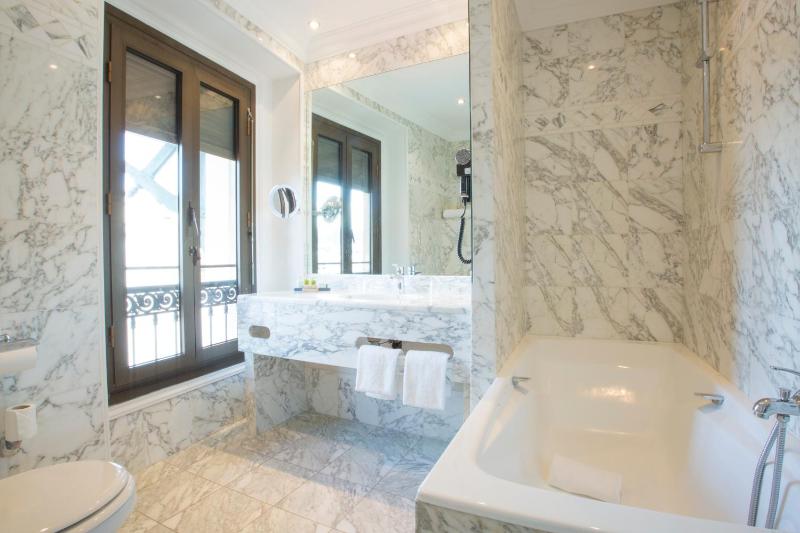 Superior Room with City View image 2