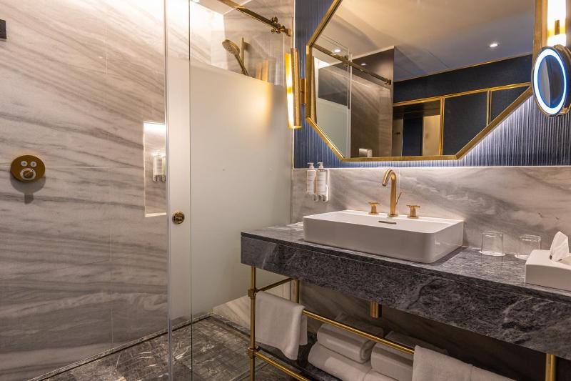 1 Bedroom Junior Suite, 1 King bed, City view image 1