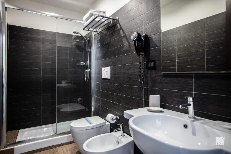 Double Room image 4