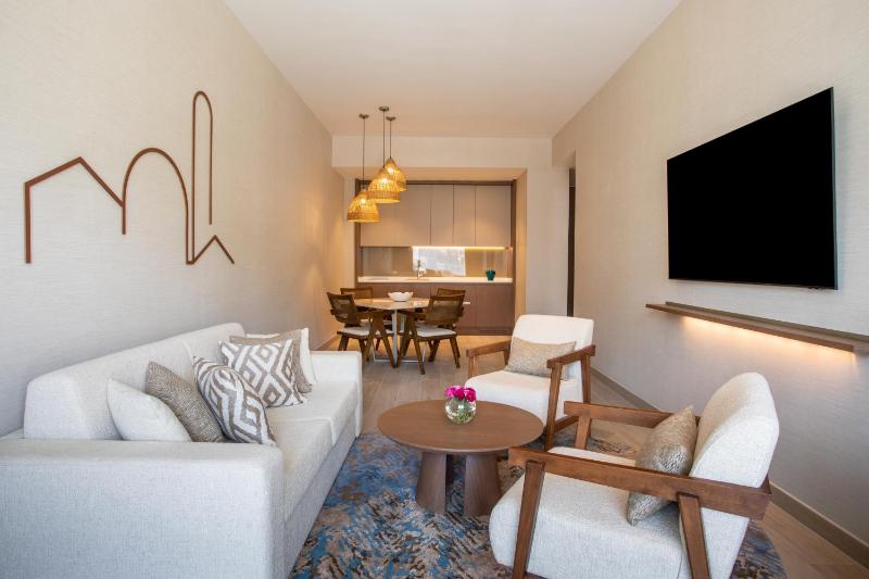 Deluxe One-Bedroom Apartment image 4