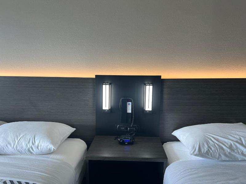 Queen Room with Two Queen Beds - Non-Smoking image 4