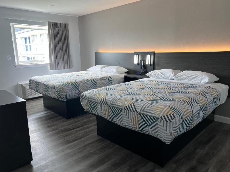 Queen Room with Two Queen Beds - Non-Smoking image 2