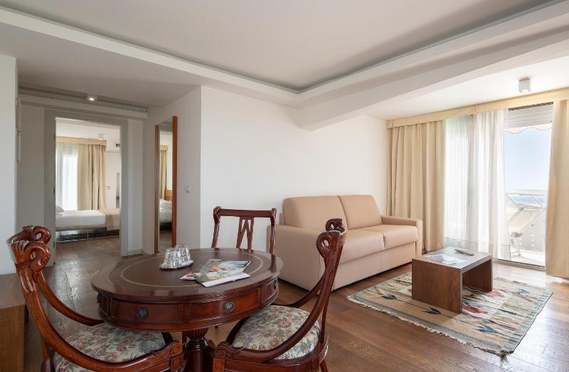 Deluxe Suite with Sea View image 1