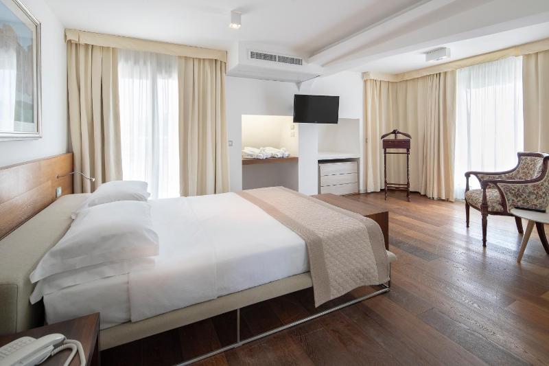 Deluxe Suite with Sea View image 3