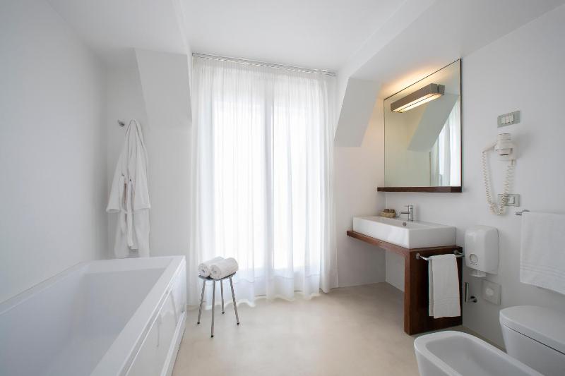Deluxe Suite with Sea View image 4