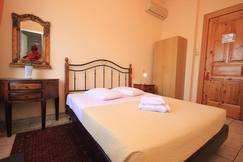 Twin Room with Shared Bathroom image 2