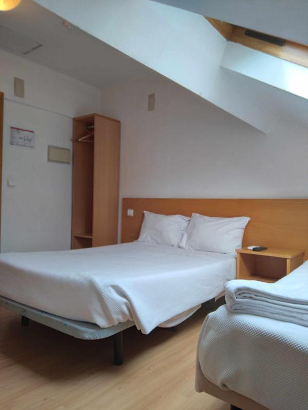 Attic Economy Twin Room image 3