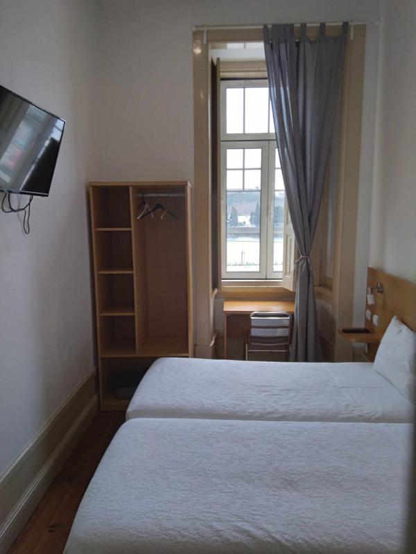 Twin Room image 4