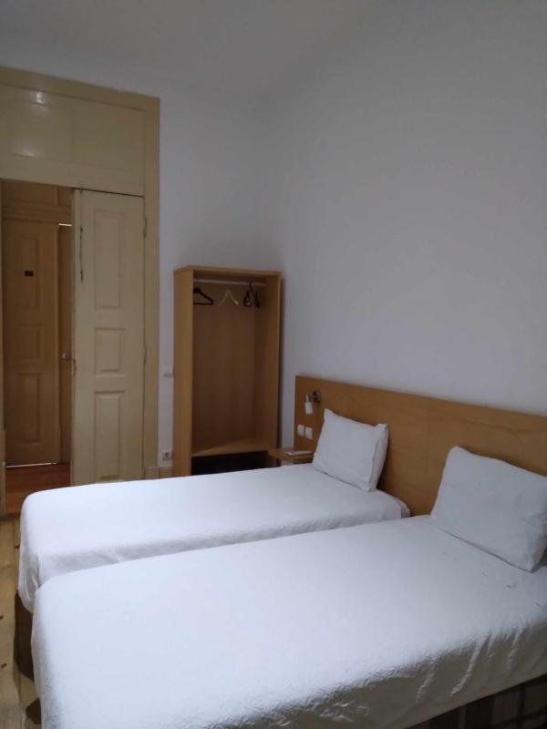 Twin Room image 3