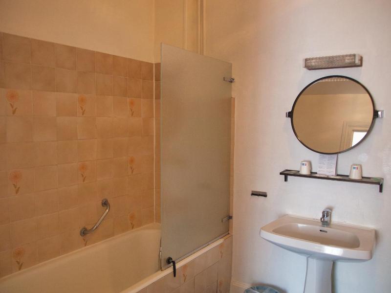 Budget Double Room image 4