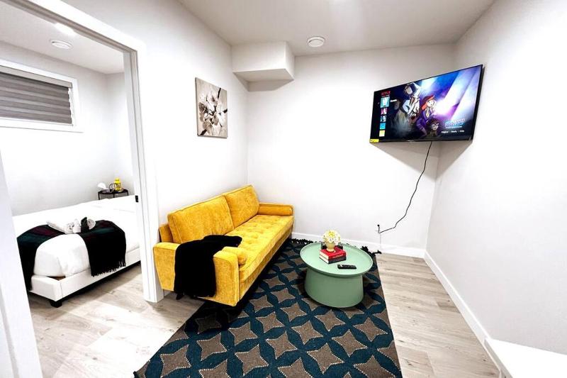 Relaxing 2-Bdrm Basement Hideout/Wi-Fi/PRKNG - image 1