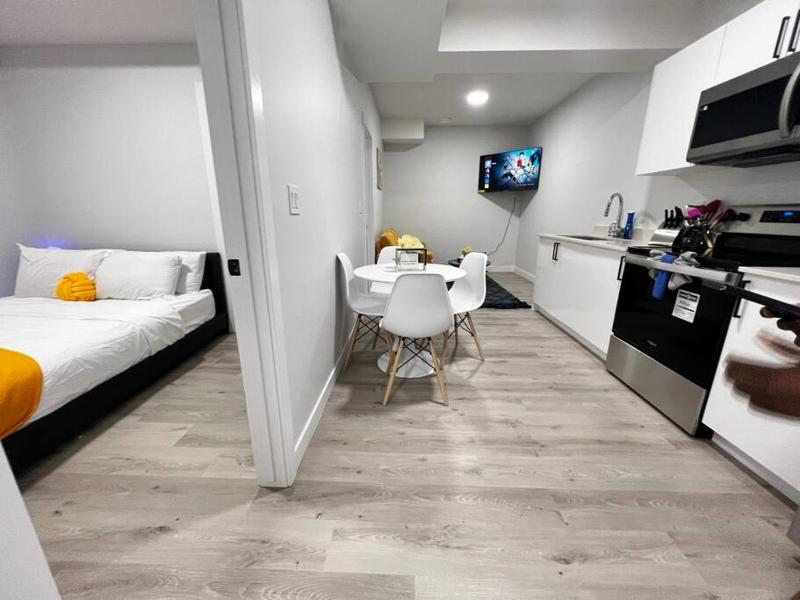 Relaxing 2-Bdrm Basement Hideout/Wi-Fi/PRKNG - image 6