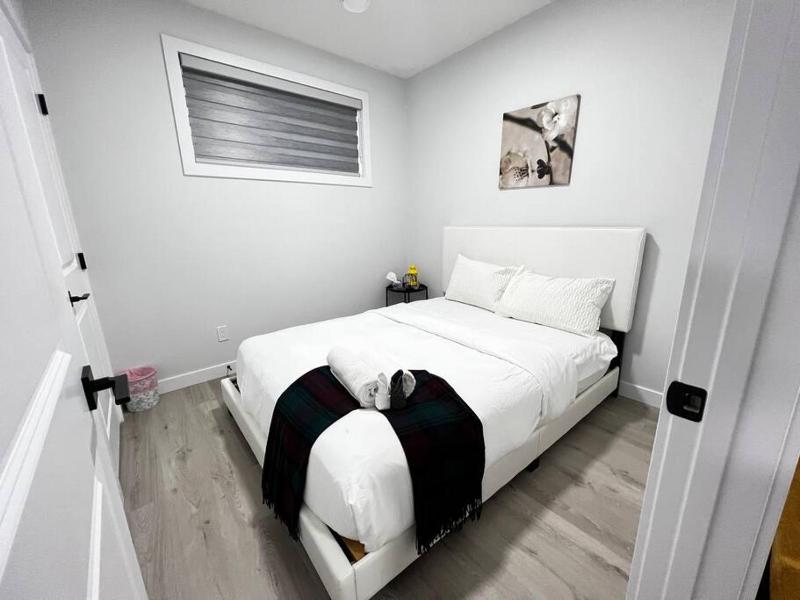 Relaxing 2-Bdrm Basement Hideout/Wi-Fi/PRKNG - image 4
