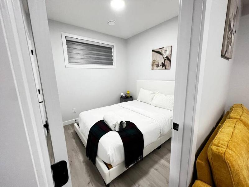 Relaxing 2-Bdrm Basement Hideout/Wi-Fi/PRKNG - image 3