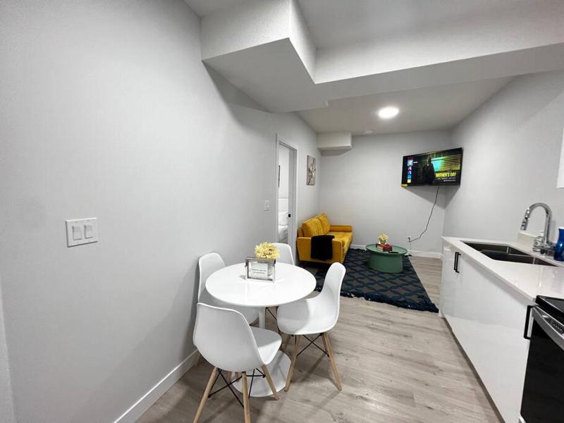 Relaxing 2-Bdrm Basement Hideout/Wi-Fi/PRKNG - image 8