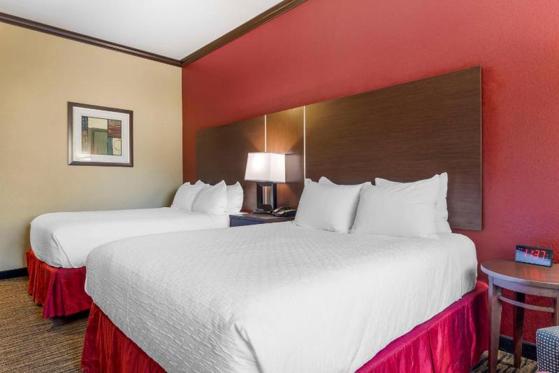 Queen Room with Two Queen Beds - Non-Smoking image 3