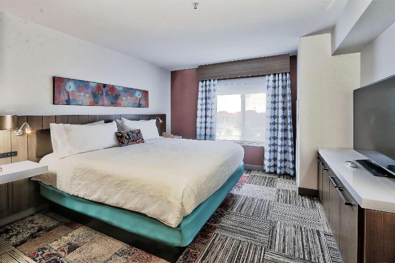 Junior King Suite with Sofa Bed image 3