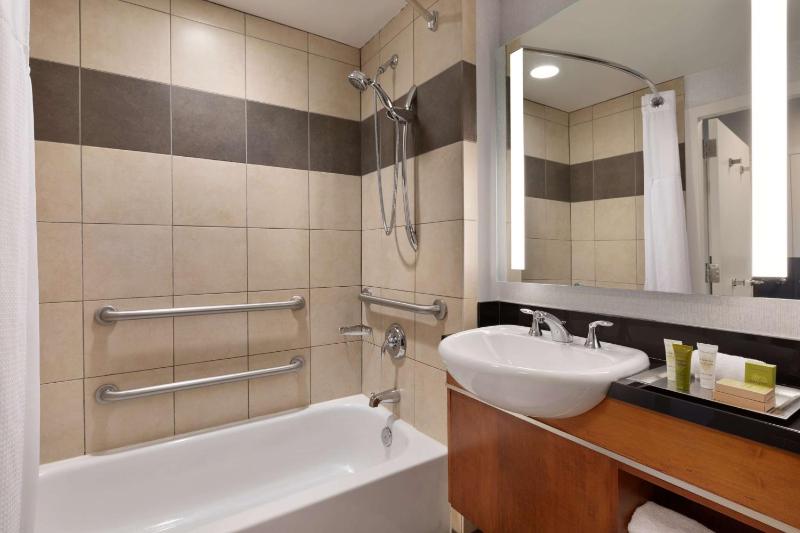 King Room with Tub - Mobility and Hearing Access image 2
