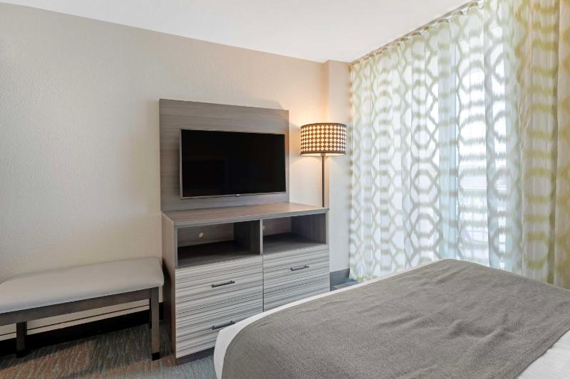 Queen Room with Two Queen Beds with Ocean View - Non-Smoking image 3