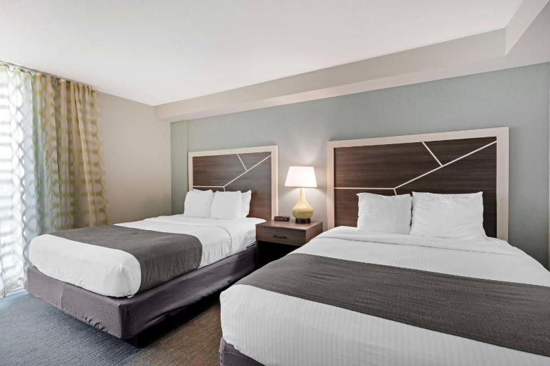 Queen Room with Two Queen Beds with Ocean View - Non-Smoking image 4