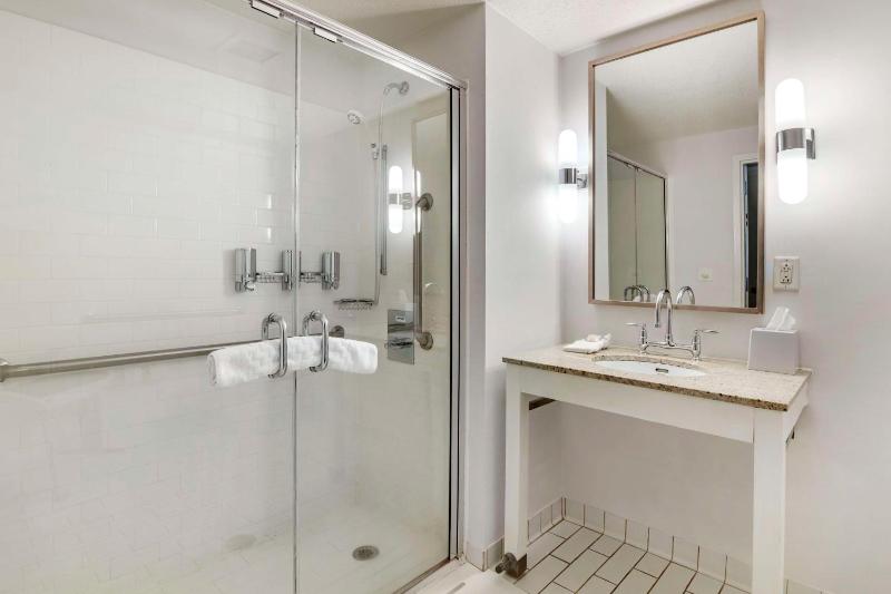 King Room with Roll-In Shower - Disability Access image 1
