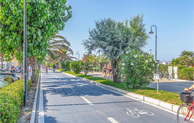 Beautiful Apartment In Pescara With Wifi - image 8