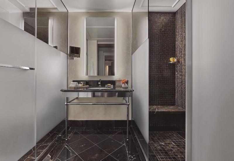 Superior King Room image 3