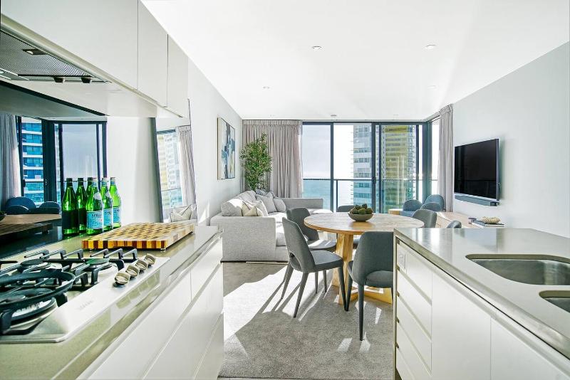 Broadbeach Exclusive - Sky High Luxury at Oracle - image 5