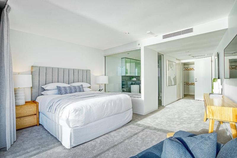 Broadbeach Exclusive - Sky High Luxury at Oracle - image 10