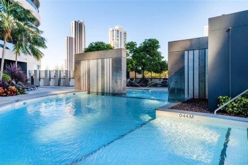 Broadbeach Exclusive - Sky High Luxury at Oracle - image 7