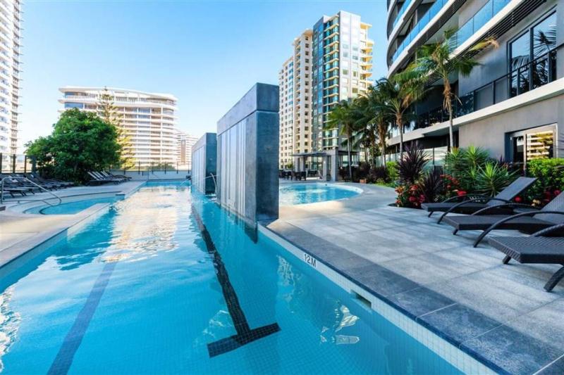 Broadbeach Exclusive - Sky High Luxury at Oracle - image 4