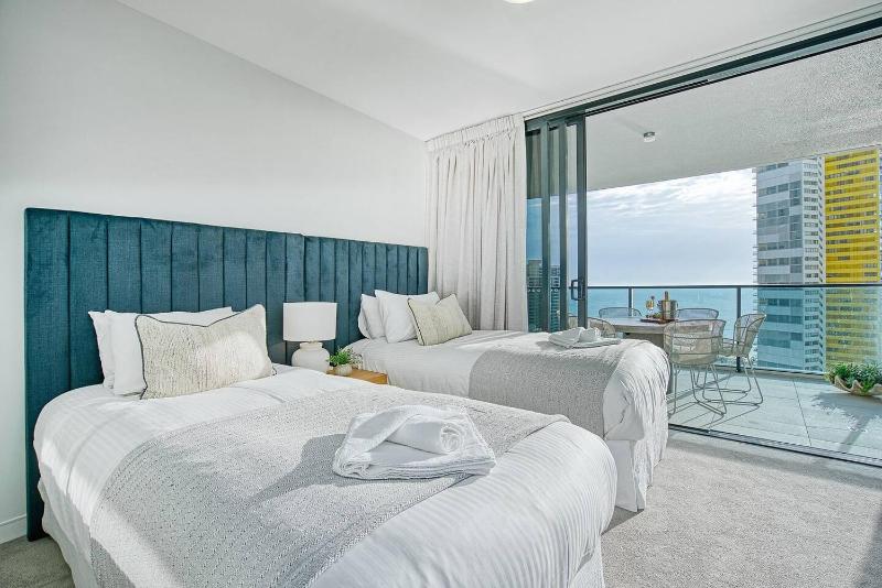 Broadbeach Exclusive - Sky High Luxury at Oracle - image 11