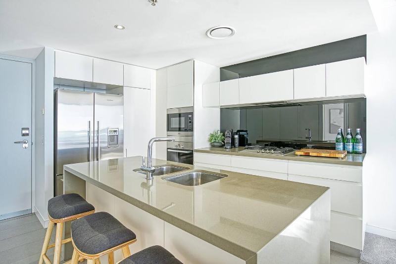 Broadbeach Exclusive - Sky High Luxury at Oracle - image 12