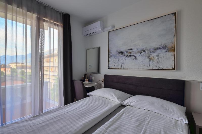 Economy Double Room with Balcony image 4
