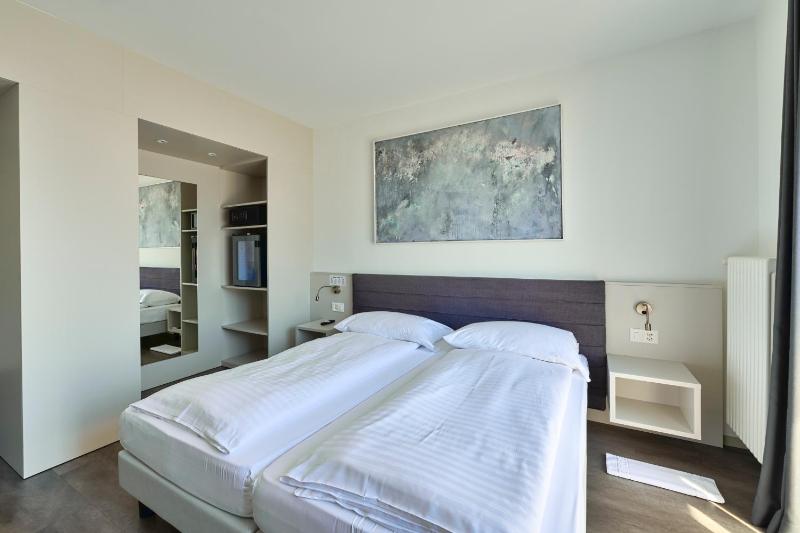 Standard Double Room with Balcony image 4