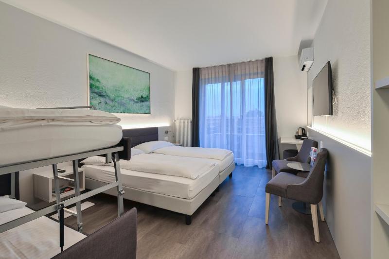 Triple Room with Balcony image 4