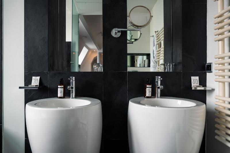 Deluxe L Double Room image 1