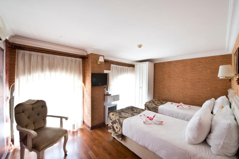 Double or Twin Room with Extra Bed image 4