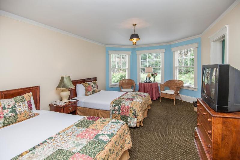 Suite with Two Double Beds image 3