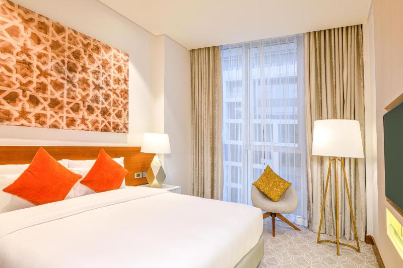 The Grand Suite - DXB Free Airport Pick up & Drop off T1&T3, Free Shuttle Service to La Mer Beach, Dubai Outlet Mall & Dubai Festival City image 1