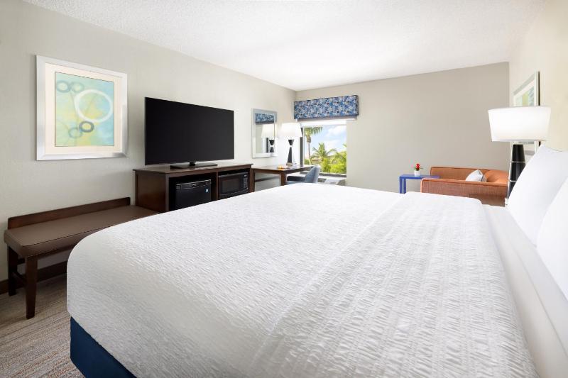 King Room with Sofa Bed - Non-Smoking image 4
