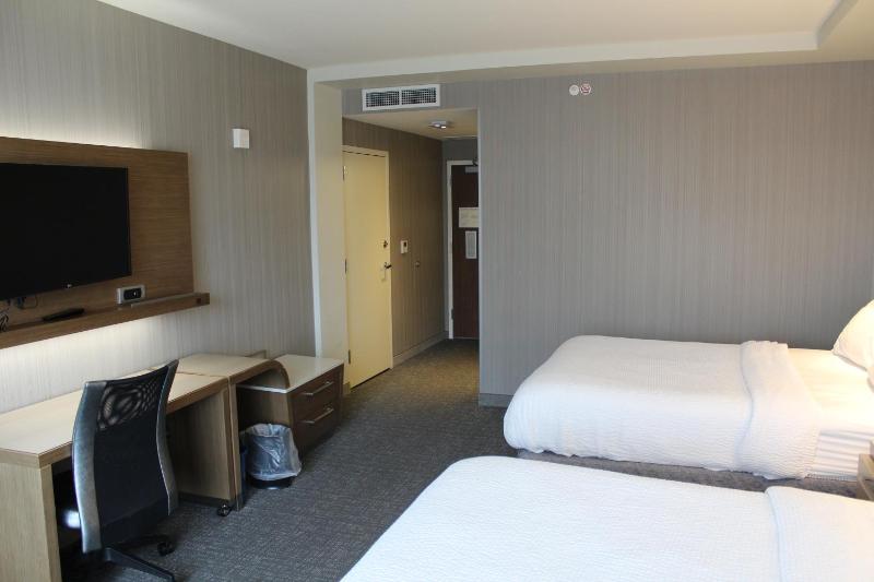 Queen Room with Two Queen Beds - Non-Smoking image 4